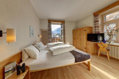 Postel nebo postele na pokoji v ubytování Hotel Schweizerhof Sta Maria
