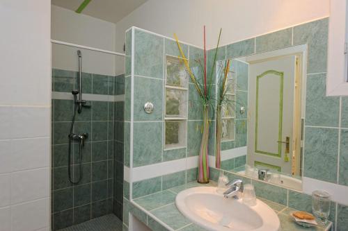 y baño con lavabo y ducha. en Résidence Canava en Bonifacio