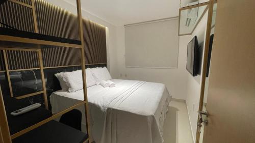 a small room with a bed in a room at Buenos Ayres Flats, Cabo Branco 1qto cozinha completa in João Pessoa