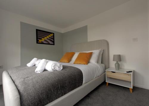 a bedroom with a bed with towels on it at Donington Cottage Apt 5 in Castle Donington