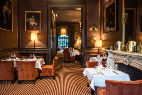 - un restaurant avec des tables et des chaises dans une salle dans l'établissement Hotel Manos Premier, à Bruxelles