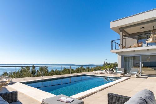 Seaview Villa Big Blue with 32sqm heated pool, 4 bedrooms, and 3 bathrooms
