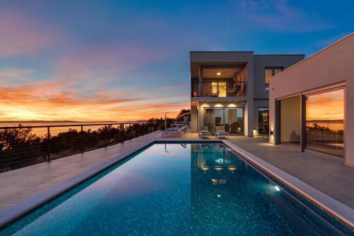 Seaview Villa Big Blue with 32sqm heated pool, 4 bedrooms, and 3 bathrooms