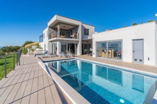 Seaview Villa Big Blue with 32sqm heated pool, 4 bedrooms, and 3 bathrooms