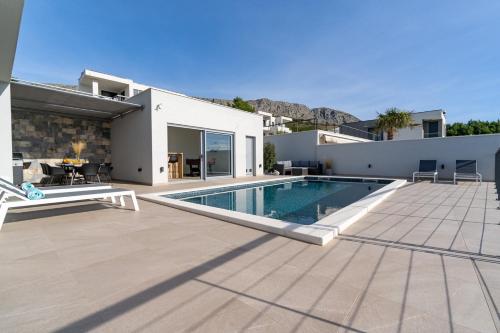 Seaview Villa Big Blue with 32sqm heated pool, 4 bedrooms, and 3 bathrooms