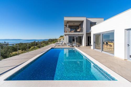 Seaview Villa Big Blue with 32sqm heated pool, 4 bedrooms, and 3 bathrooms