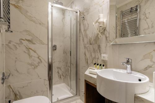 A bathroom at Hotel Smeraldo