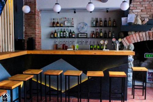 Ο χώρος του lounge ή του μπαρ στο 2-room Apartment NFT Gudauri Penta 501