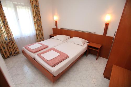Un pat sau paturi într-o cameră la Apartments MJM