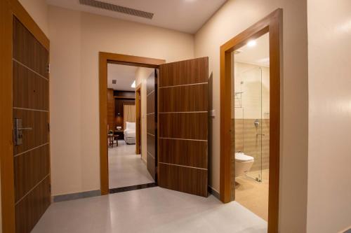 bagno con cabina doccia e servizi igienici di Hotel Palm International a Butwāl