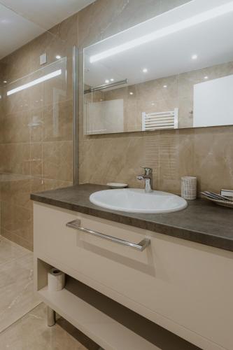 a bathroom with a sink and a mirror at Hotel Divine Park in Svilajnac