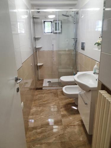a bathroom with a shower and two toilets and a sink at Casa de Diego in Francavilla al Mare