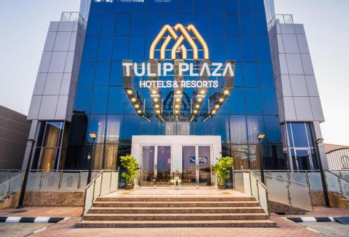 widok na budynek z napisem w obiekcie Tulip Plaza Hotel w mieście Sakaka