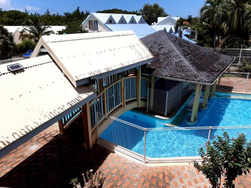 an overhead view of a house with a swimming pool at Duplex Climatisé - Piscine-Plage - 1 à 4 personnes in Sainte-Anne