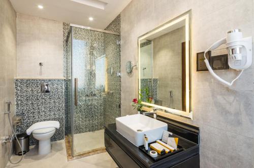 Bilik mandi di Tulip Plaza Hotel