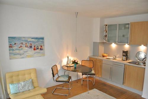 cocina con mesa y sillas en una habitación en Wohnung Tide, en Hörnum
