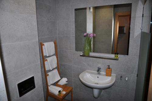 W łazience znajduje się umywalka i lustro. w obiekcie Hashtag Studio Borovets w Borowcu