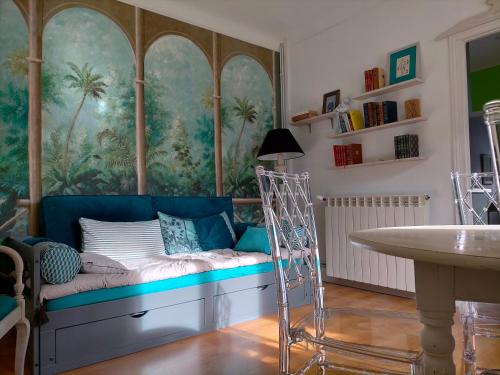 Pokój z łóżkiem z obrazem na ścianie w obiekcie Calme & Indépendance w Lourdes