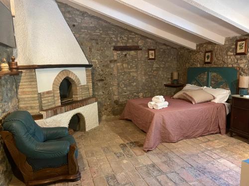 a bedroom with a bed and a stone wall at agriturismo l'arte dei semplici in Montalcino