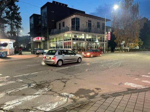 Een auto rijdt door een stadsstraat. bij Teodora in Banja Koviljača