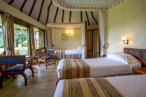 Tempat tidur dalam kamar di Arusha Serena Hotel