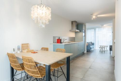 een keuken en eetkamer met een tafel en stoelen bij Singel 9a in Domburg