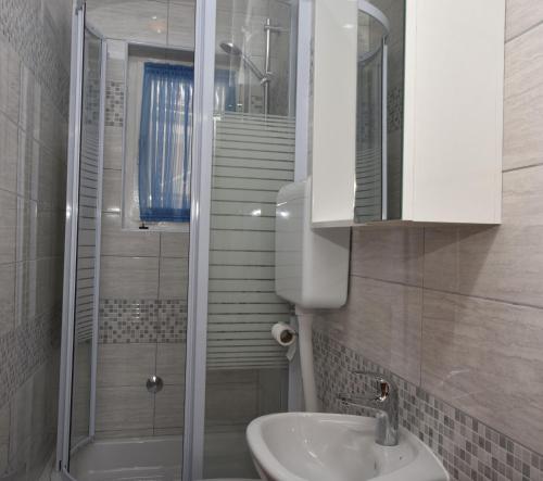 y baño con ducha, lavabo y aseo. en Apartment Luketa, en Primošten