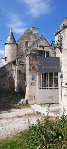 un ancien bâtiment avec un portail et une tour dans l'établissement La Magnanerie, à Savigny-en-véron