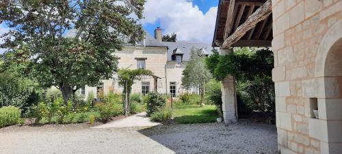 ein großes Haus mit Garten davor in der Unterkunft La Magnanerie in Savigny-en-véron