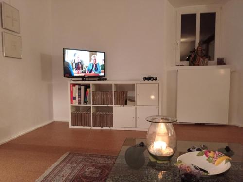 Una televisión o centro de entretenimiento en LINDE2