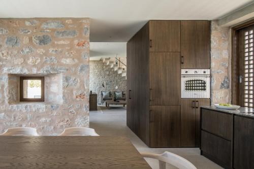 Postel nebo postele na pokoji v ubytování Monolithoi Villas