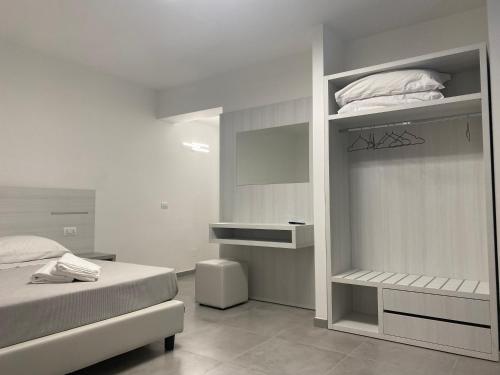 Un pat sau paturi într-o cameră la Area Sosta Camper V&B