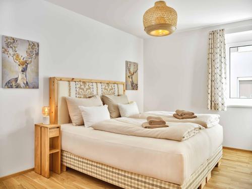 Un pat sau paturi într-o cameră la Sunlodge Oeblarn Top C3 Schladming-Dachstein