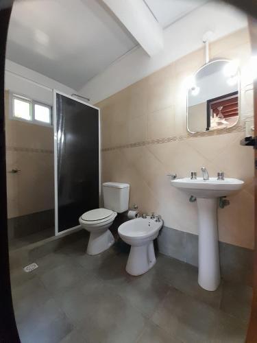 a bathroom with a toilet and a sink at Bungalows Jovi in Colón