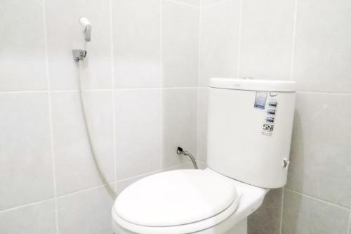 A bathroom at Griya De Riz Syariah Mitra RedDoorz
