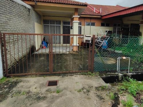 een hek voor een huis bij Rosdan Homestay in Bachok