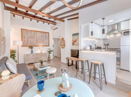 Una sala de estar y una cocina con un sofá y una mesa. en Spot Apartment, en Palma de Mallorca