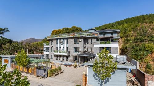 uma vista aérea de um hotel com uma colina em Floral Hotel Jixian Heping Heyuan Jizhou Karst Cave Ares Valley em Ershilipu