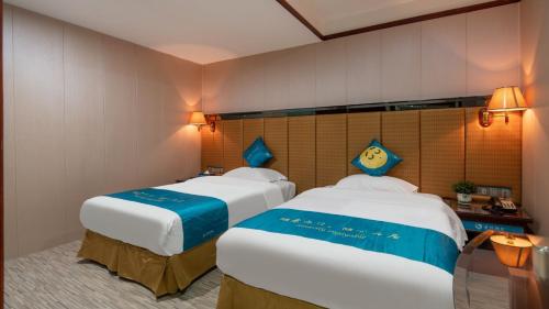 Postel nebo postele na pokoji v ubytování Suoxing Hotel Yijing Yangchun Donghu West Road