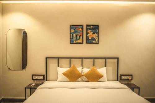 سرير أو أسرّة في غرفة في Amber Rooms