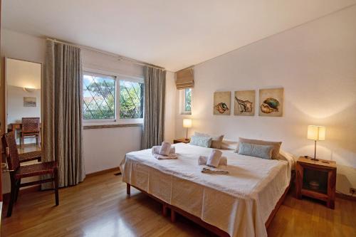 sypialnia z łóżkiem i oknem w obiekcie Casa Las Trinitarias w mieście Vale do Lobo
