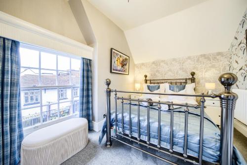 מיטה או מיטות בחדר ב-Penthouse On Waterside With River Views, Private Parking & Secluded Hot Tub