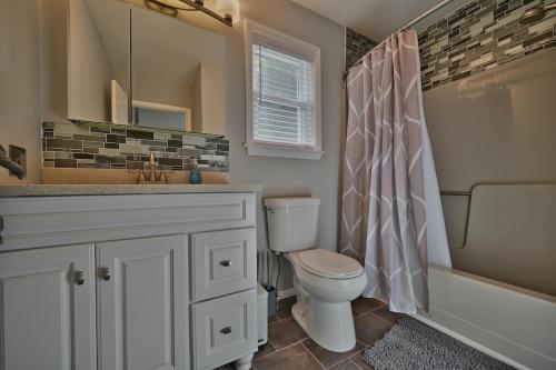 y baño con aseo, lavabo y ducha. en Le Chalet Blue near Camelback Poconos, 6 Beds, Sleeps 10, Pool, en Stroudsburg