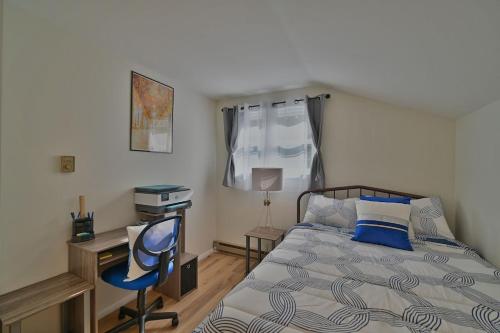 1 dormitorio con cama, escritorio y ordenador en Le Chalet Blue near Camelback Poconos, 6 Beds, Sleeps 10, Pool, en Stroudsburg