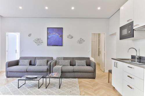 un salon avec un canapé et une table dans l'établissement 126 - Urban Amazing 3BR Montorgueil, à Paris