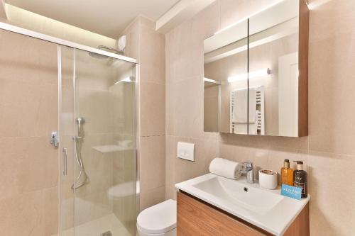 une salle de bain avec toilettes, lavabo et douche dans l'établissement 131 - Urban Brand New 110m2 Beautiful Flat in Montorgueil, à Paris