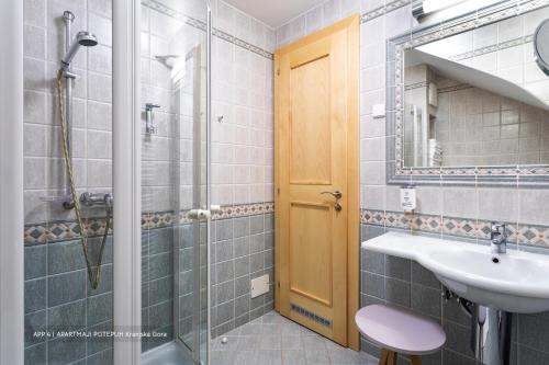Ett badrum på Apartmaji Potepuh