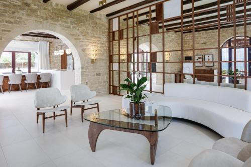 a living room with a white couch and a table at Villa Lygia in Petres