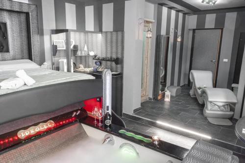 W łazience znajduje się łóżko, umywalka i lustro. w obiekcie SPA B&B Roma D'Autore Il Nido d'Amore w Rzymie