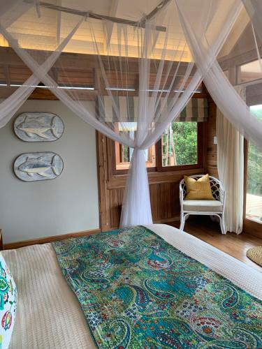 蓬杜歐魯的住宿－Mahi Mahi 3，一间卧室设有一张大床和一个窗户。